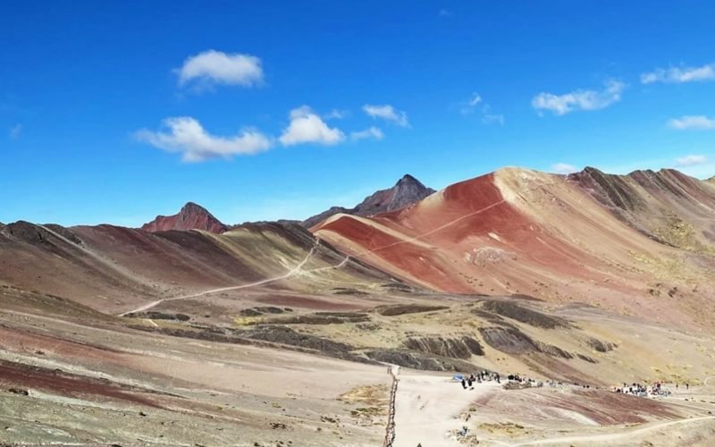 caminhada para montanha colorida no peru